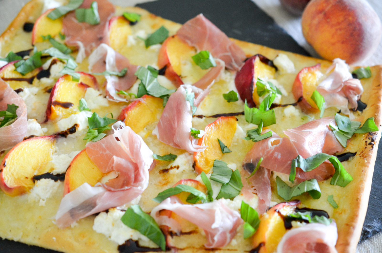 Pizza Peche Basilic Prosciutto 4 Sur 8 Pizza Peche Basilic Prosciutto 4 Sur 8